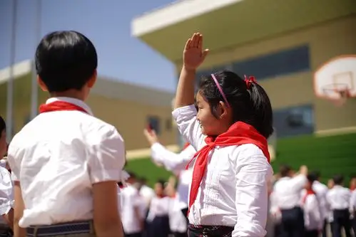 队旗高高飘扬,红领巾系满理想—康巴什第一小学一年级新少先队员入队