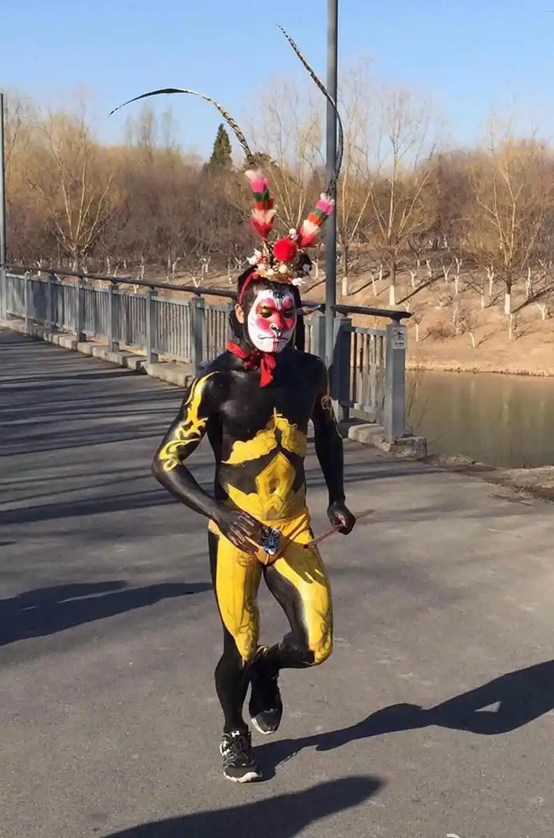 奥林匹克公园"光猪跑"欢乐上演_网易体育