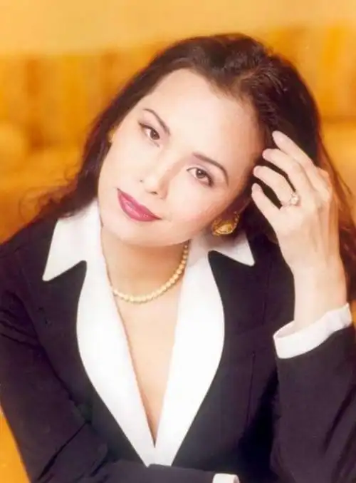 歌手韦唯:前半生的坎坷情路让她名誉受损,59岁有三个儿子很骄傲