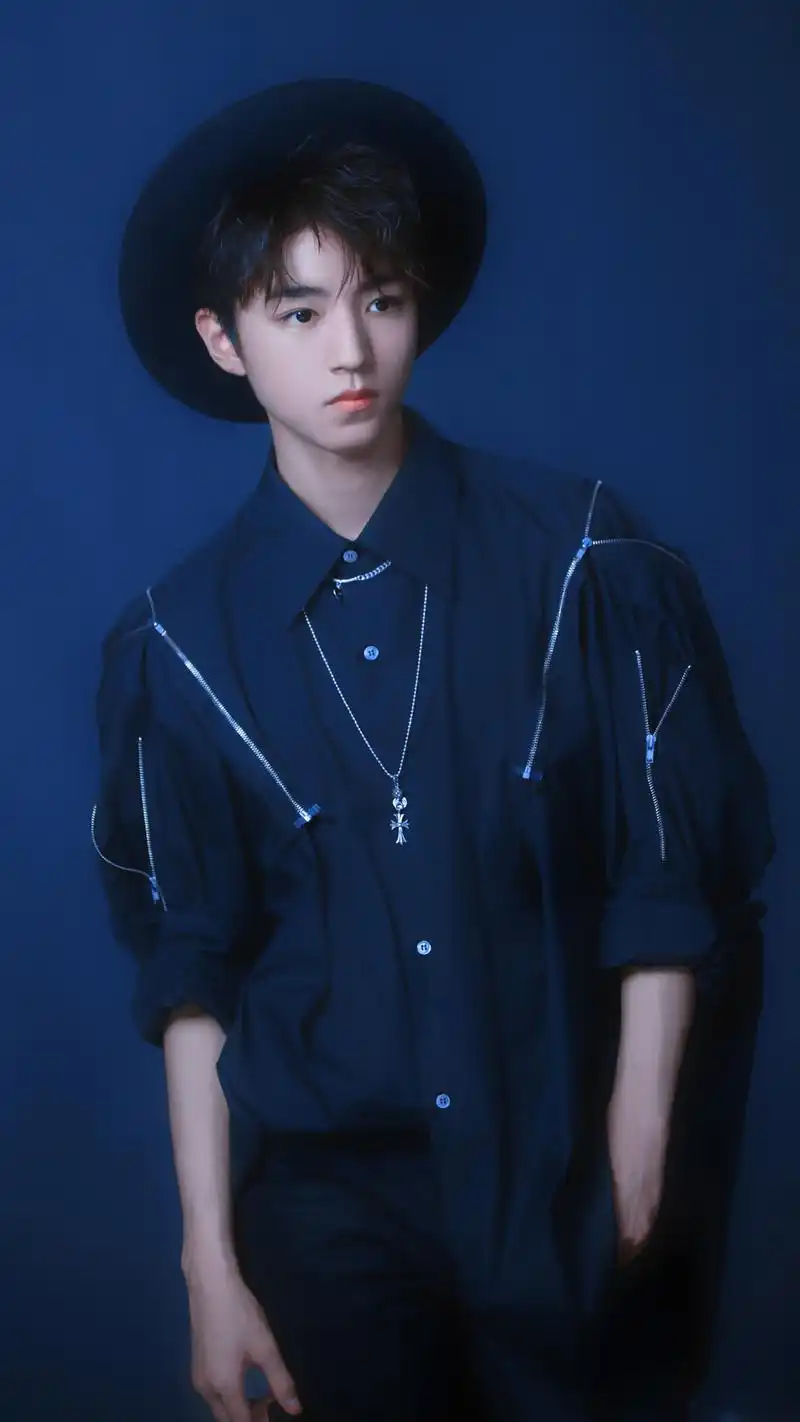 王王俊凯穿黑衣戴礼帽,是个帅气暗黑精灵了_p5,图片cr.