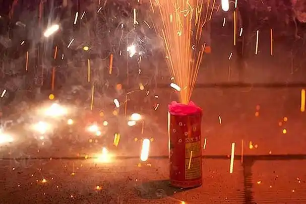 鞭炮摊起火,烟花四射殃及周边车辆,春节燃放爆竹一定要注意安全