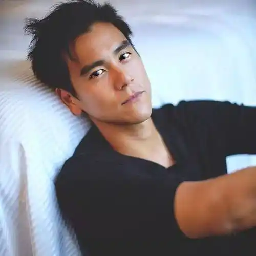 彭于晏与神秘女子同游日本,生图老了10岁丑上热搜,男神形象幻灭_网友