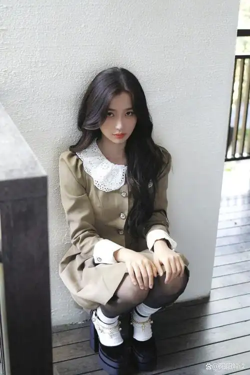 虞书欣晒百褶连衣裙写真,长发披肩甜美灵动,既清纯又可爱