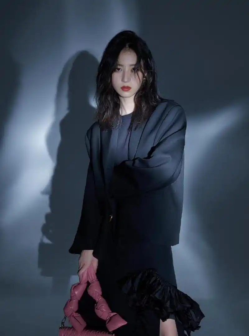 周雨彤酷美性感封面大片写真图片