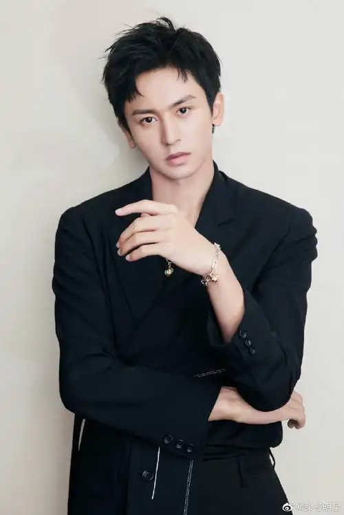 张哲瀚[超话]##张哲瀚侧颜# 张哲瀚侧脸绝美啊啊啊!