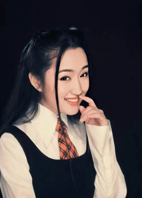 奔五的杨钰莹不会老吗?穿牛仔衬衫皮肤白皙,戴贝雷帽美成少女