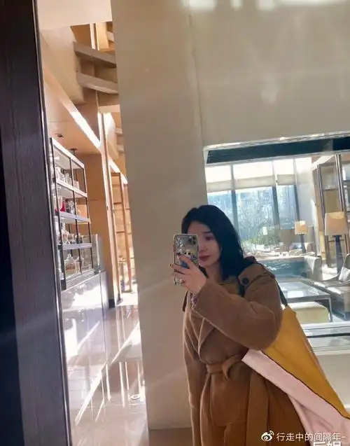 黄景瑜前女友晒照,一脸憔悴的样子,感慨人生只有一条过道该多好