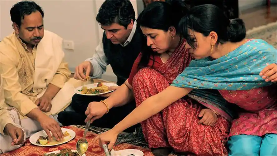 印度人吃饭只用右手,不用左手,他们的左手藏着什么秘密?