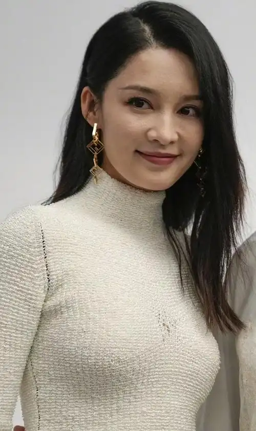 李沁一组生图曝光整容就是最大的自信这才是真实的状态