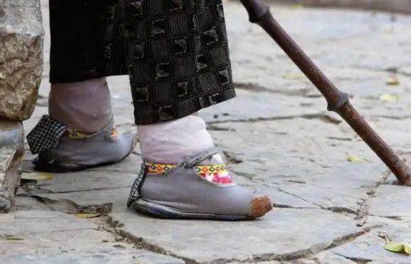 三寸金莲这个畸形的病态审美,看着都肉疼