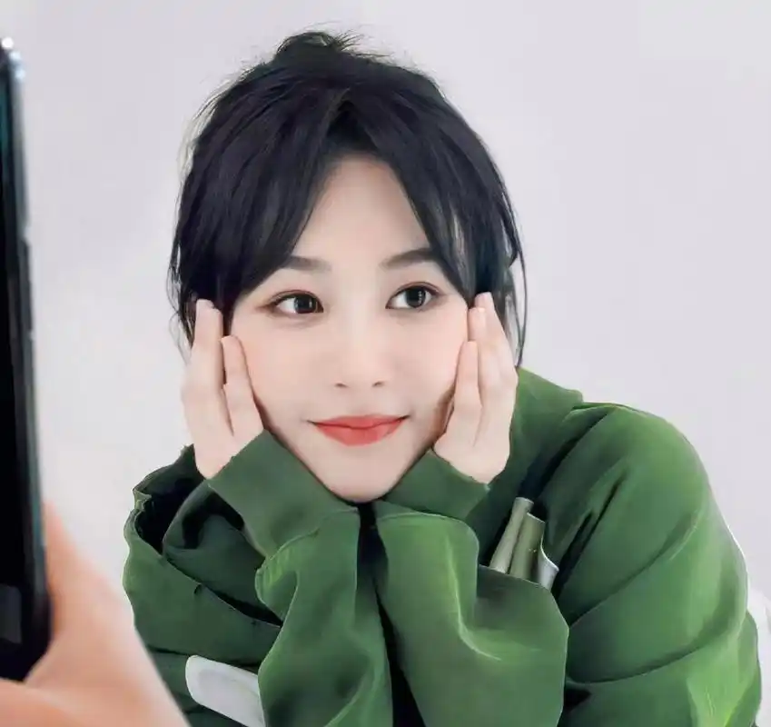 杨紫身穿绿色插肩连帽卫衣,造型可爱,穿搭风格备受大众关注.