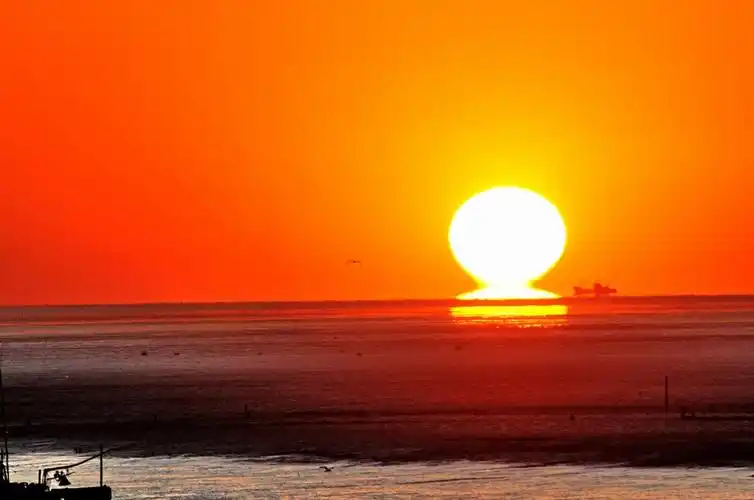 太阳从海平面升起