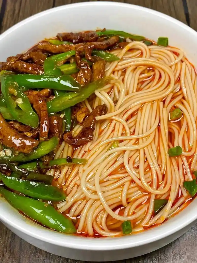 这碗青椒肉丝面真的巨巨巨好吃 - 抖音