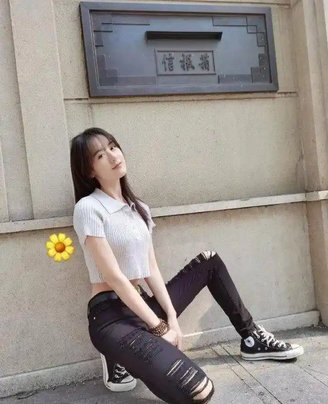 袁冰妍这是什么清纯颜值,穿波点露脐装配牛仔裤,尽显俏皮懵懂