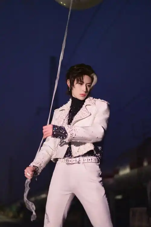 小鬼王琳凯超话于暮冬朦胧夜色中遇见此刻心动91 「郎朗钢琴元宇宙