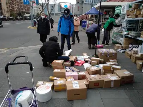 疫情期间小区门口的那些快递