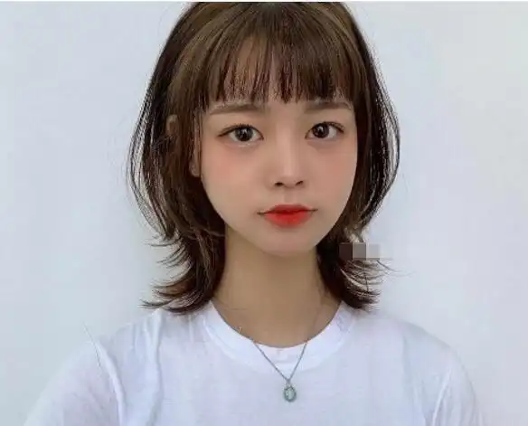 碎发偶尔散落下来破坏整个发型的美感,那么怎样才能将随刘海编织成