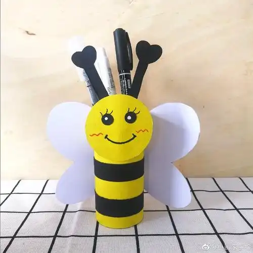 《小蜜蜂笔筒》