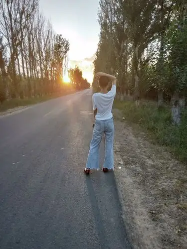 这大长腿真是羡慕死的人看看她的背影就让人很嫉妒哦!