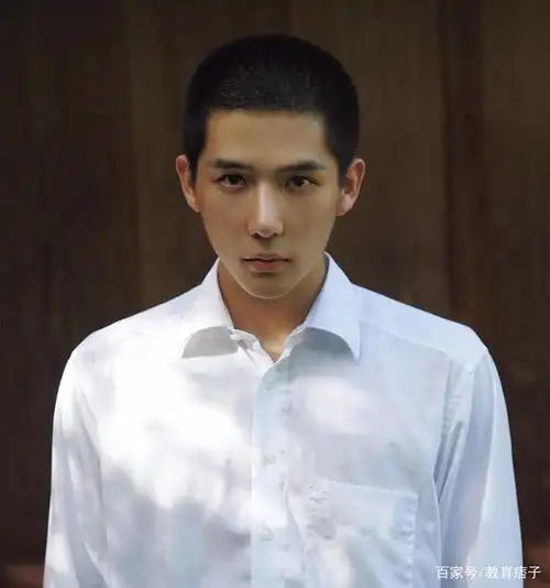 学霸校草王安宇:高考裸分614考入传媒大学,就连杨幂都称他帅!