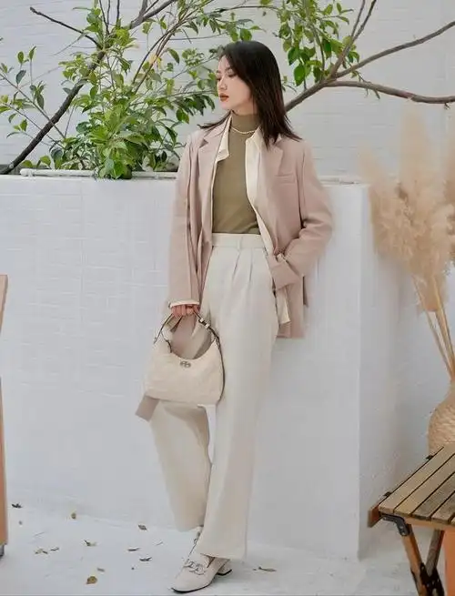 白色裤子怎么搭配鞋子(穿裤子时)