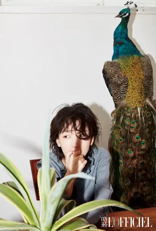 周冬雨三登银十封面 多重风格彰显独特气质