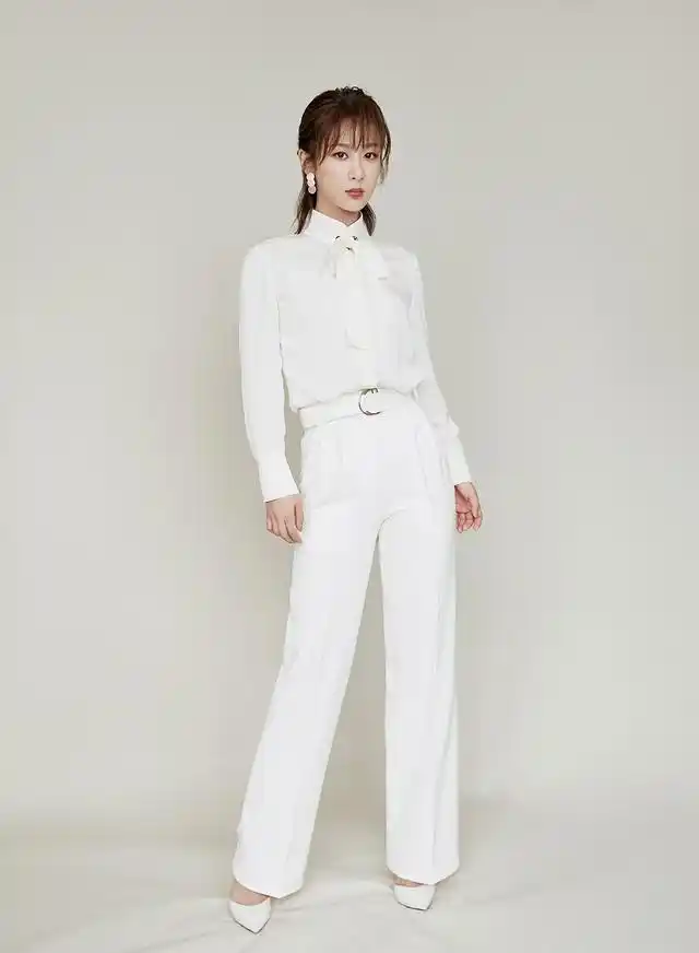 普拉达女王杨紫身穿印花t恤配牛仔青春洋溢,而白色衬衫配阔腿裤又飒又