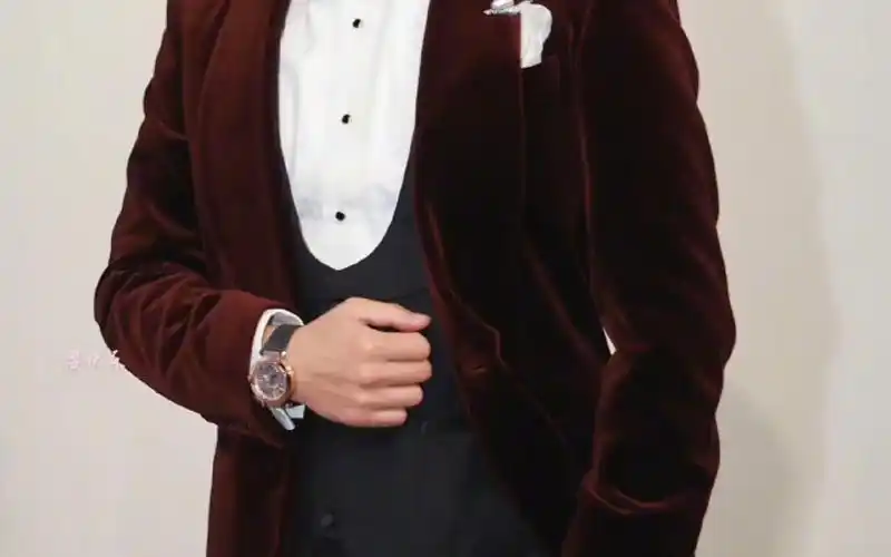 看走路就知道是他来了#窦骁 #霸气出场 #西装杀