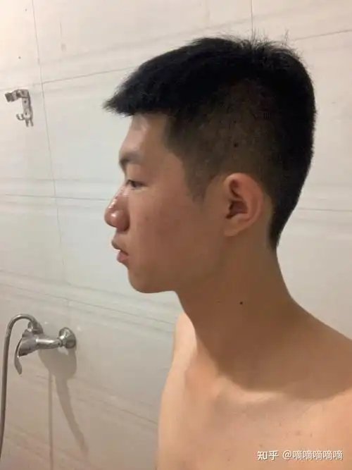 扁头男生应该剪什么发型?