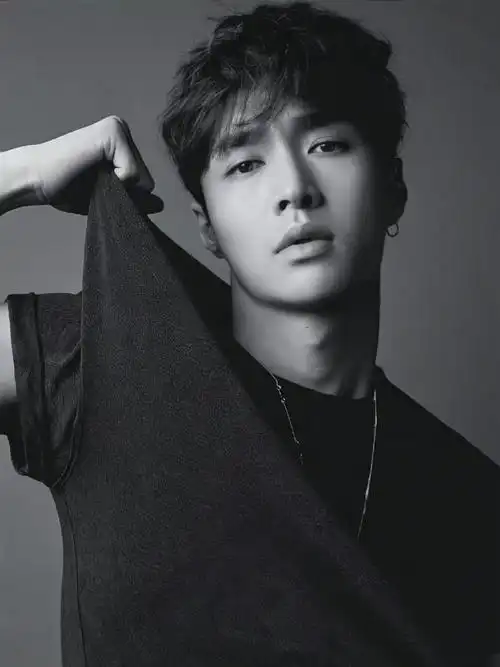 内娱狼尾头天花板#可盐可甜张艺兴,一人千面气质多变,不仅hold得住狼