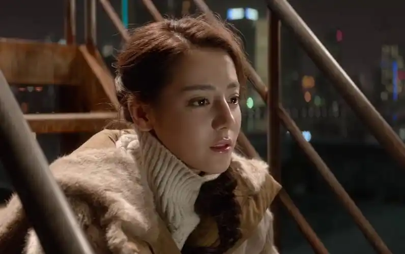 迪丽热巴在《21克拉》中形象是这样的,演技依旧的很棒