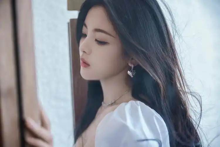 杨超越穿小白裙清纯可人 五官精致大眼迷人- 美文悦读,生活常识,唯美