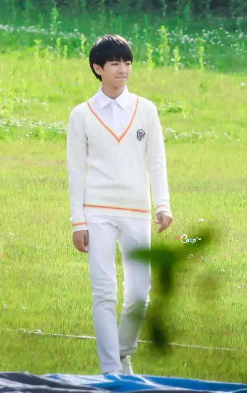 王俊凯 2015年5月韩国mv拍摄图 cr logo