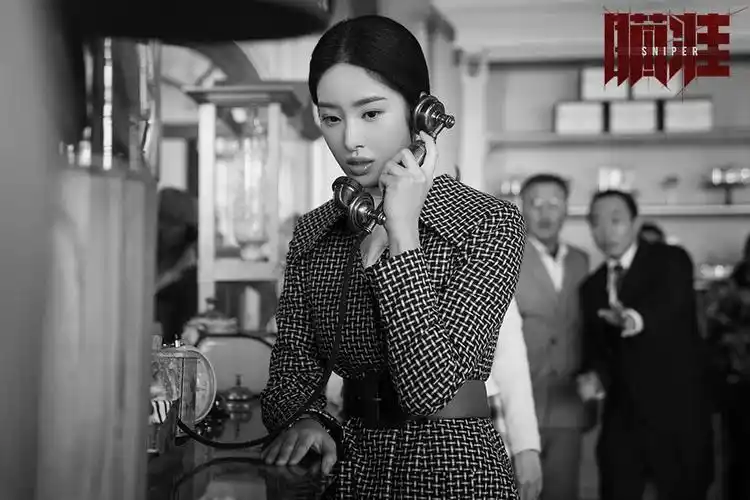 《瞄准》杨采钰剧照 10月9日,由五百,别克执导,黄轩,陈赫,杨采钰