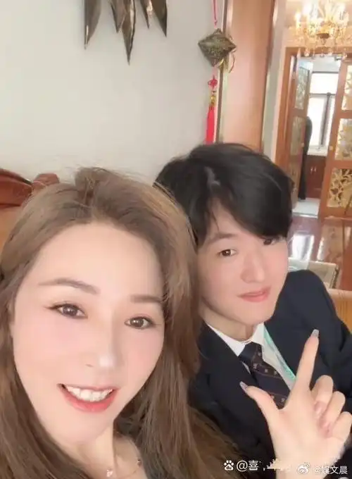 马景涛的老婆晒出儿子17岁生日身高快一米八了,和妈妈