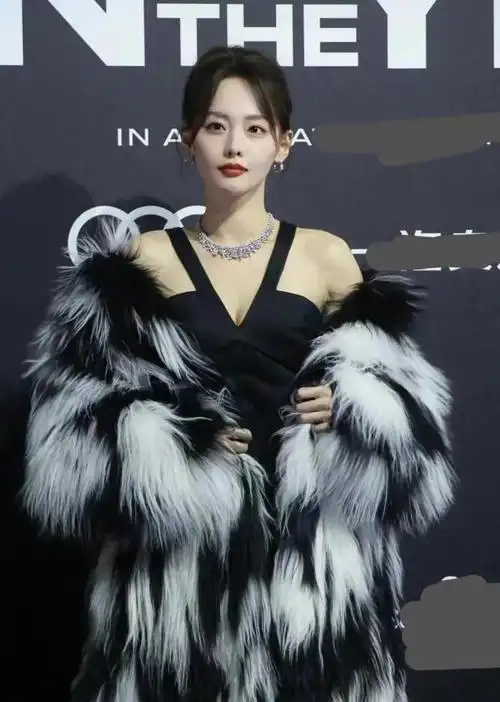 穿着张嘉倪的礼服走上红毯,参加各种时尚盛典和名人盛典.