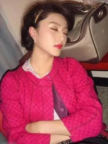 女星睡相大盘点:赵丽颖萌翻 刘亦菲美如桃花