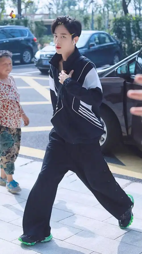 肖战劈叉式走路太抢镜了强化骨骼力量的大步幅步行法请收下