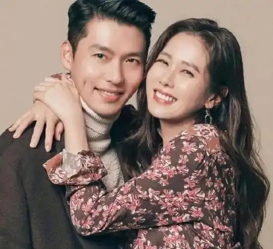 最近,有网民晒出玄彬与孙艺珍在餐厅里偶遇的一张合照,照片里玄彬与