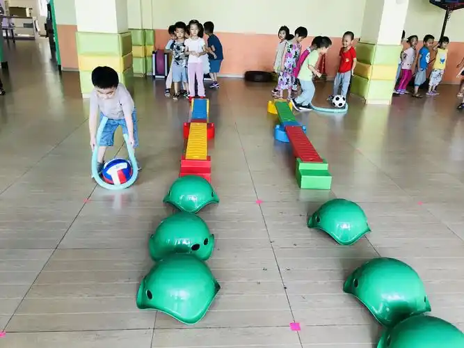 区域体育游戏:平衡区!孩子们在快乐游戏中逐渐掌握自身的重心,锻炼身