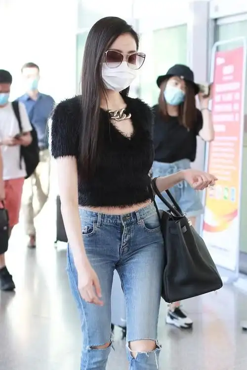 2020年8月11日,北京,张天爱机场街拍.