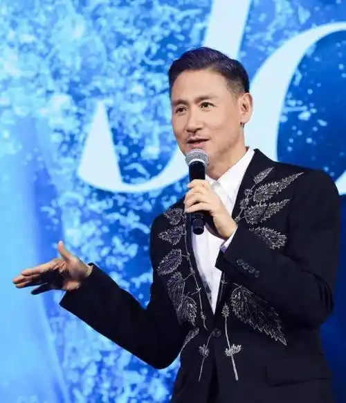 62岁张学友演唱会突然晕倒,坚持爬起唱歌,不适原因曝光_歌迷_舞台