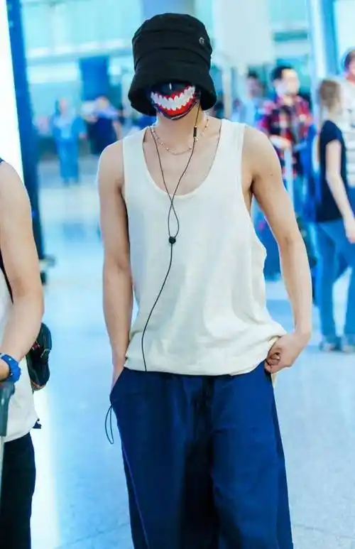 其实华晨宇的身高不算很高,但是胜在会搭配,他173都能穿出180 的视觉