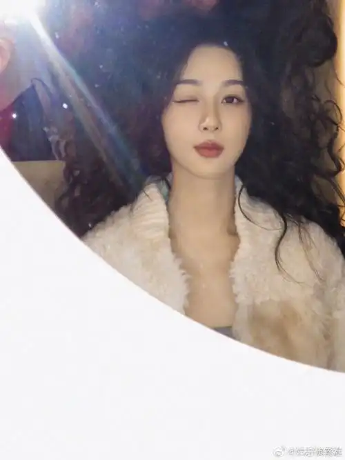 杨紫单眼自拍#  好可爱的杨紫,单眼自拍,是谁被萌到了?