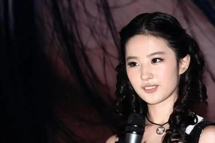 刘亦菲曾在美国求学期间遭到了校园霸凌_问题_女生_尊严