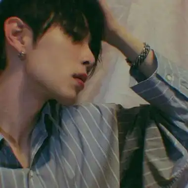 很有质感的戴眼镜很有品位的男生头像 潮流绝绝子超级火的唯美男_男生