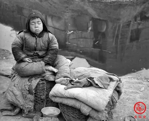 民国洛阳大饥荒的场景非常残酷小脚妇女带孩子们逃难