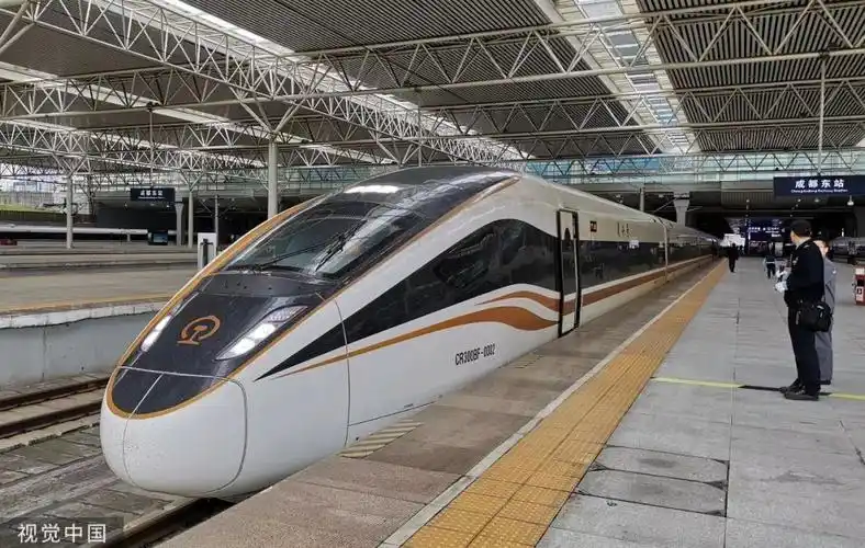 资料图片:4月12日,从宜宾西站发车的"复兴号"列车抵达成都东站.