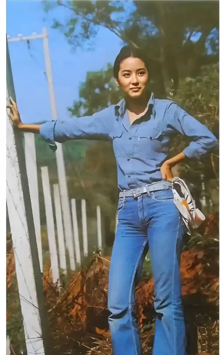 年轻时候的林青霞外出郊游时的留影,照片中的她穿着一身牛仔装,身材