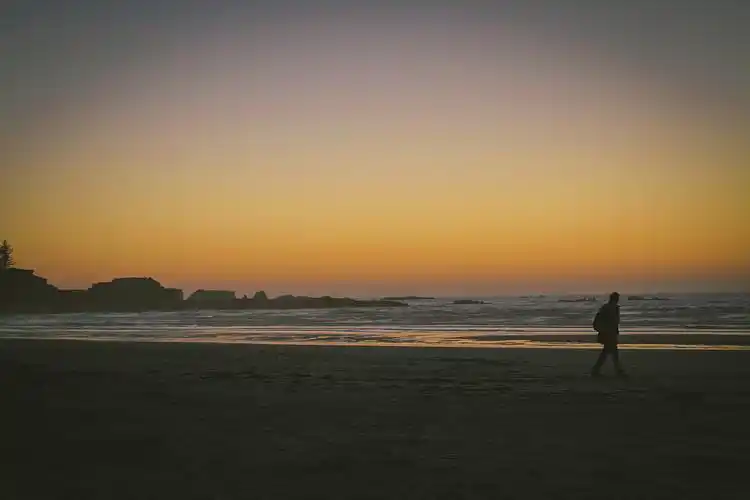 海边散步的人影